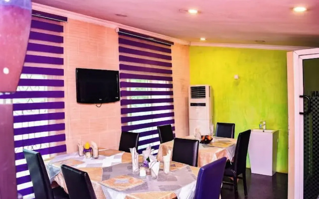 Candow Hotel