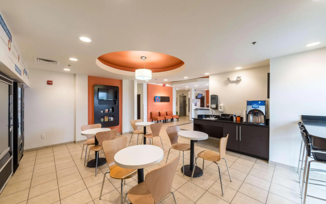 Motel 6 Laredo, TX - Airport