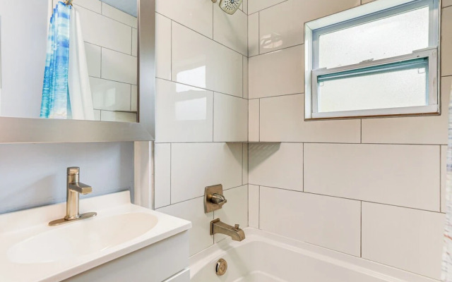 Walk to Manatee River: Palmetto Unit w/ Sunroom