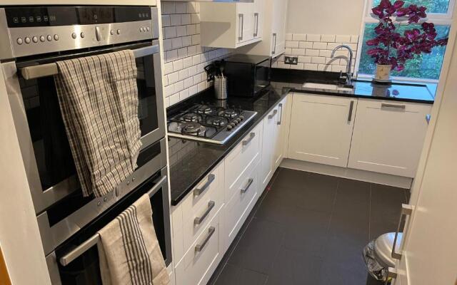 Spacious 2-Bedroom Flat Near Surbiton Station