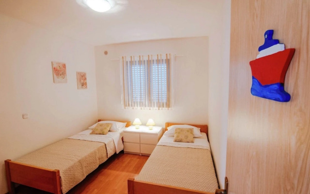 Luxury Apartment With Heated Pool in Starigrad