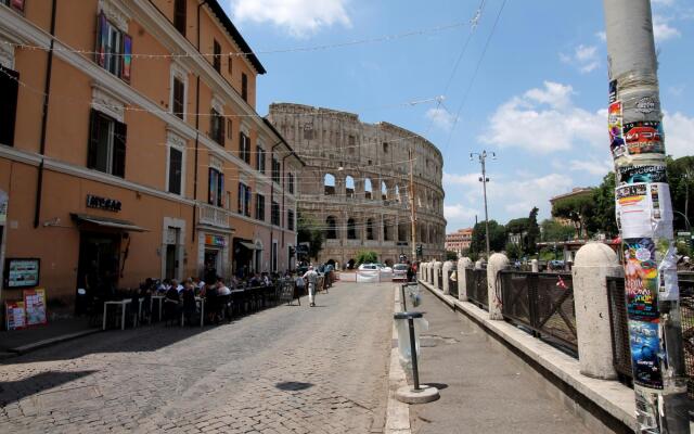 Walk to the Colosseum From Your Family Apt