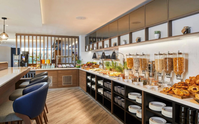 Courtyard by Marriott London Heathrow Airport