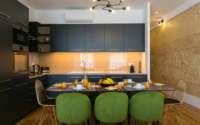 JOIVY Gorgeous 3BR home w/balcony nearby Time Out Market