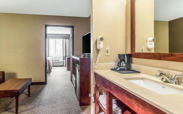 Quality Inn & Suites Salem Near I-57
