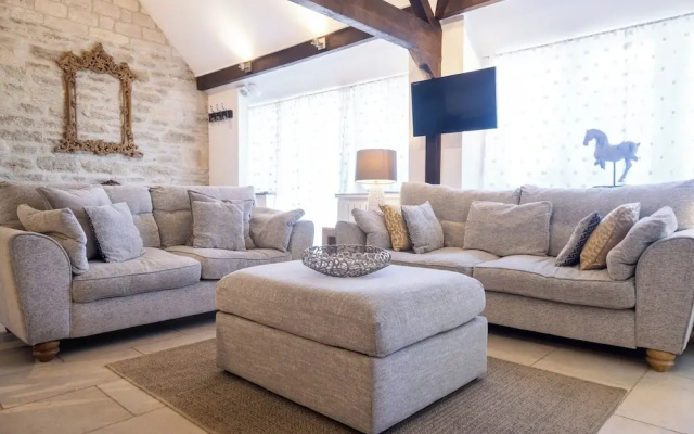 The Dovecote, Rowden Manor- Sleeps 6 & Parking