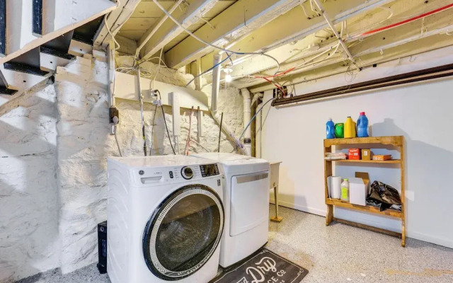 Dog-friendly Pittsburgh Home, 3 Mi to Downtown!