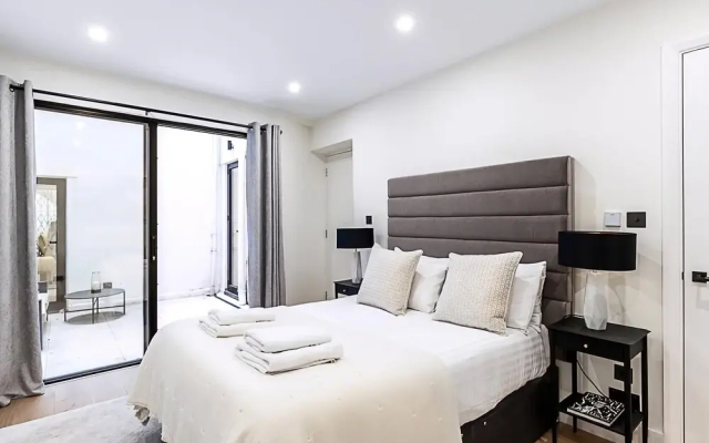 Elegant South Kensington Retreat w/ Outdoor Spaces