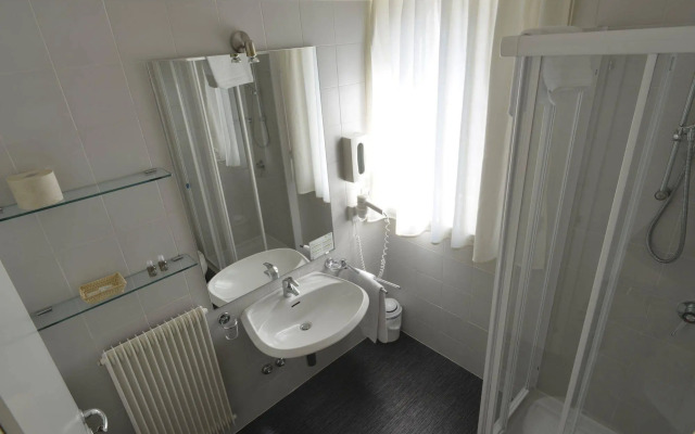 Hi Hotels Torbole Pool & Spa