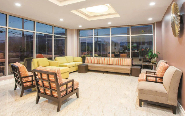 La Quinta Inn & Suites Far Rockaway - JFK Airport