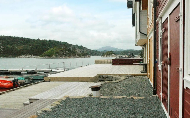Four-Bedroom Holiday home in Urangsvåg