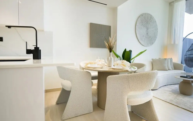 Easygo- Stylish 1bdr Binghatti Corner
