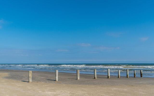 Cute Beach Bungalow Walk to the Beach