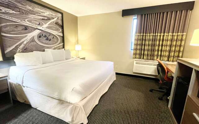 Super 8 by Wyndham St Charles