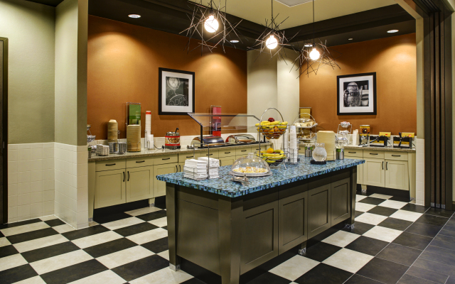 Hampton Inn & Suites Austin @ The University / Capitol