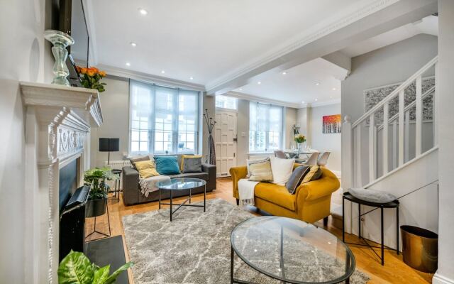 Victoria Mews House - By Sojourn