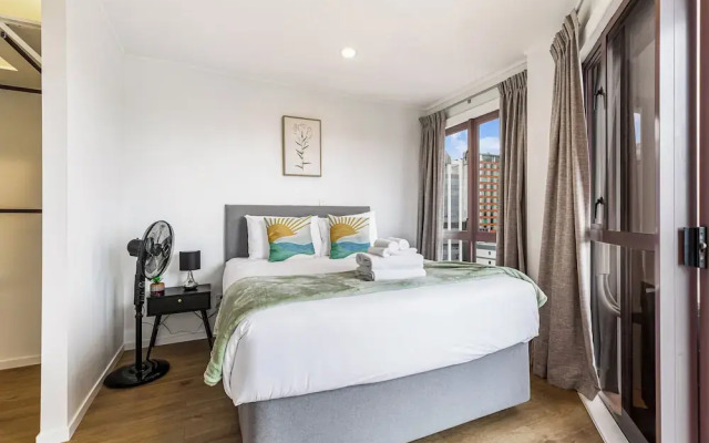 Stylish 2Br Apt With Balcony - Prime Cbd Location!