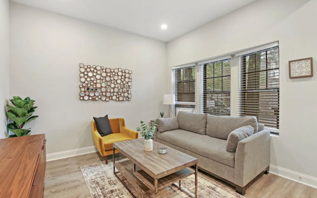 3BR Comfy Apt in Logan Square