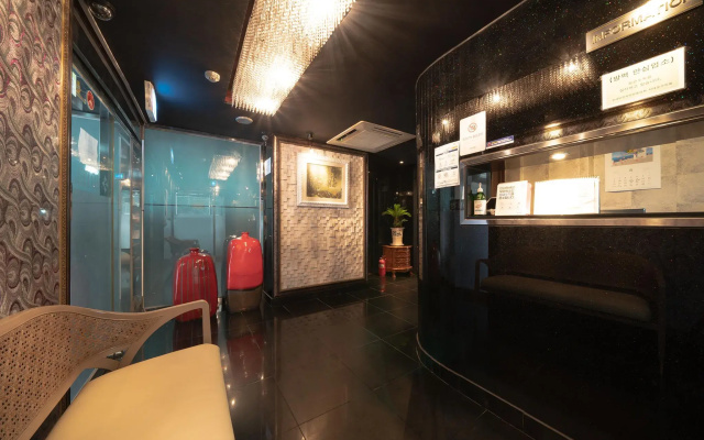 Hotel-D