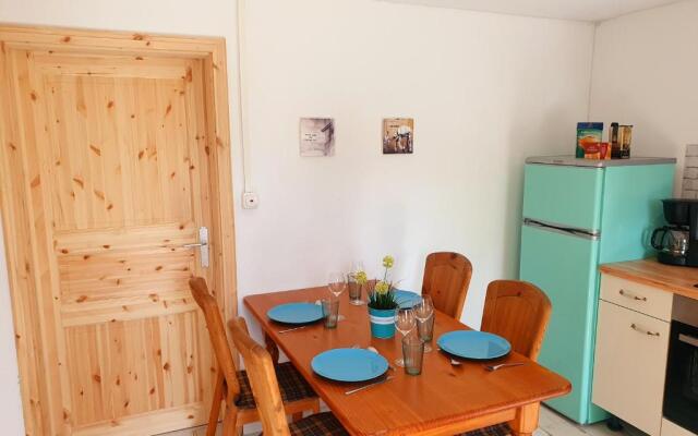 Große Bauernhaus Ferienwohnungen bis 100qm mit Grillhütte & Garten & E-Bike-Verleih