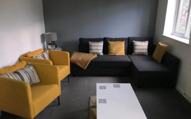 4 Bedroom Home Tameside, Grt Manchester Sleeps 7