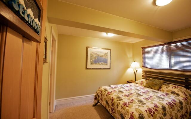 Auberge Kicking Horse Guest House