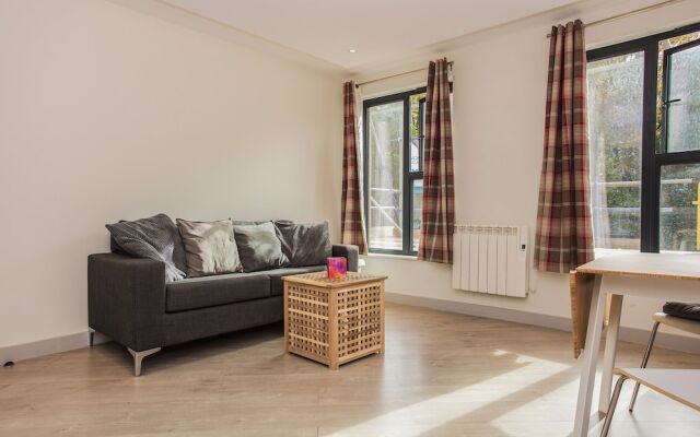 1 Bed Flat, 2 Minutes from Station