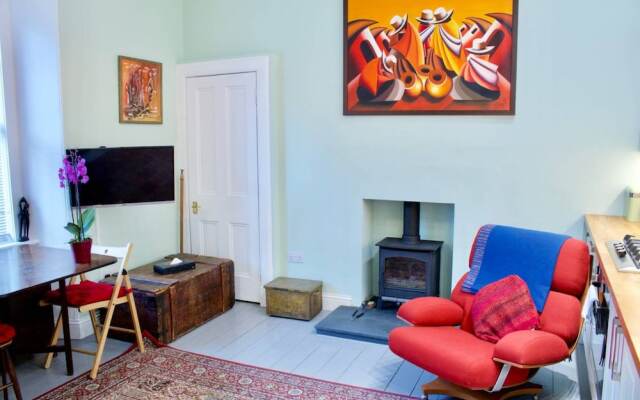 1 Bedroom Flat With Front Garden Sleeps 3