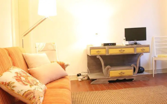 Blue House - Bica Yellow Tram