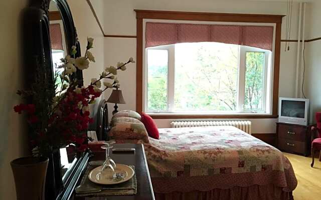 Le Petit Château Montebello B&B