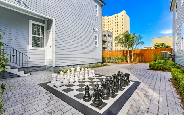 Modern 3BR Condo With Pool