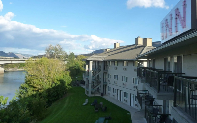 Riverland Inn & Suites