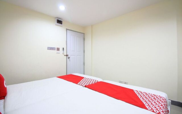 OYO 439 Bed and Bus Hotel