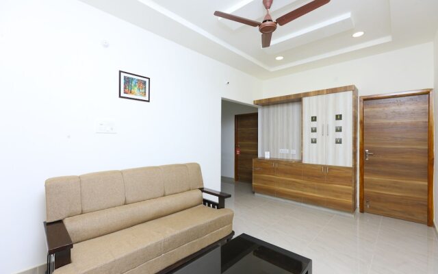 OYO 10701 Moukthi Apartment