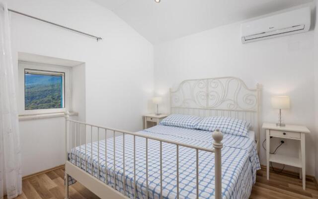 House Bajota with terrace and sea view