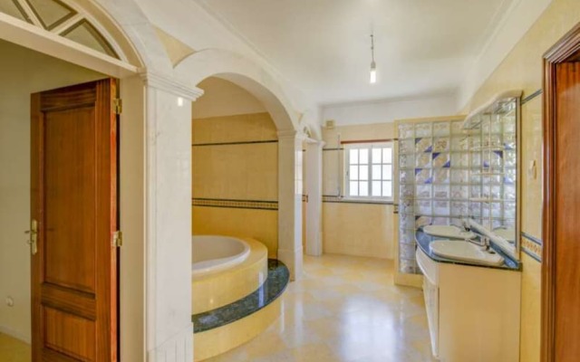 Villa - 6 Bedrooms with Pool and WiFi - 104371