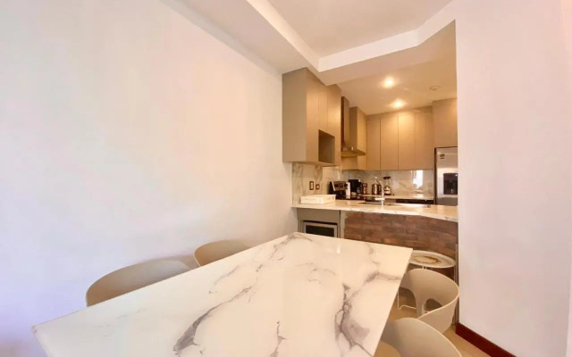 Upscale 2bdr with Jacuzzi - Beach - Fast wifi - Gym