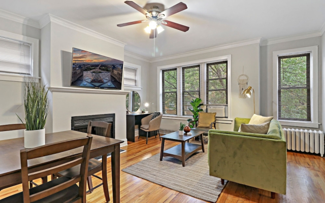 2BR Bustling & Lively Apt in Lake View