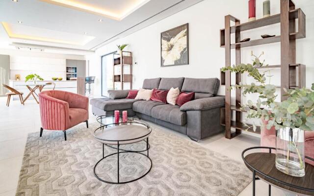 2021 Built Extravagant Villa in Luxurious Mirabella Hills