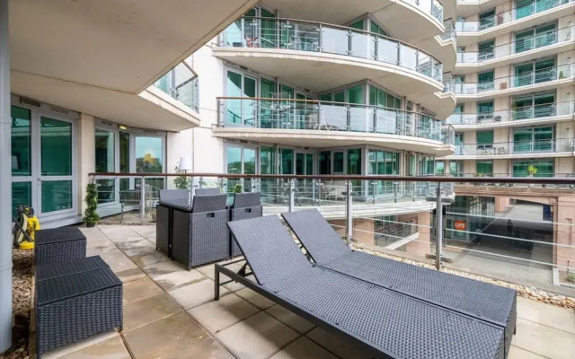 Central 2BD Flat w/ River View Balcony - Vauxhall!