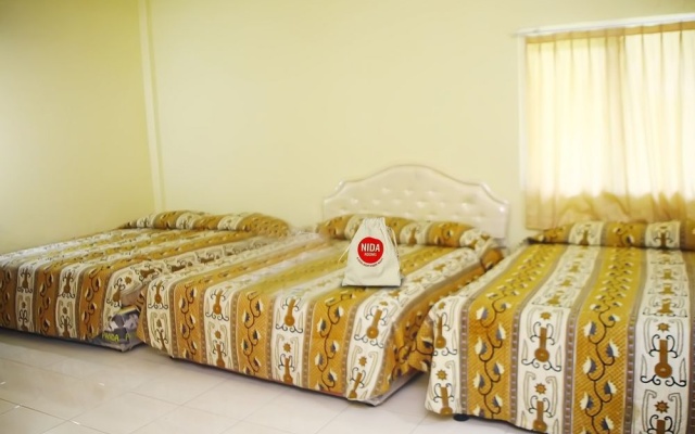 Nida Rooms 9 Kraton Tugu Railway Station at Hotel Queen Star – Guest Rooms – Sleman