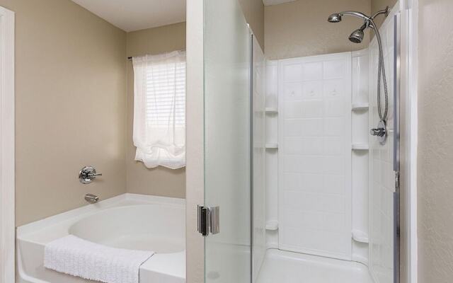 Farmhouse Surprise - 3 Bedroom by Casago