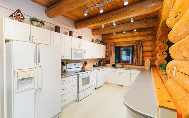 Overlander Mountain Lodge