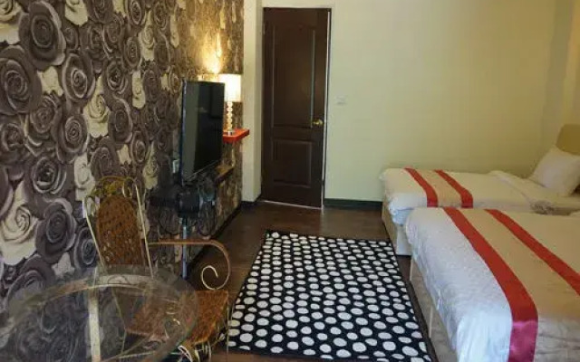 Famous Painting Town Hostel