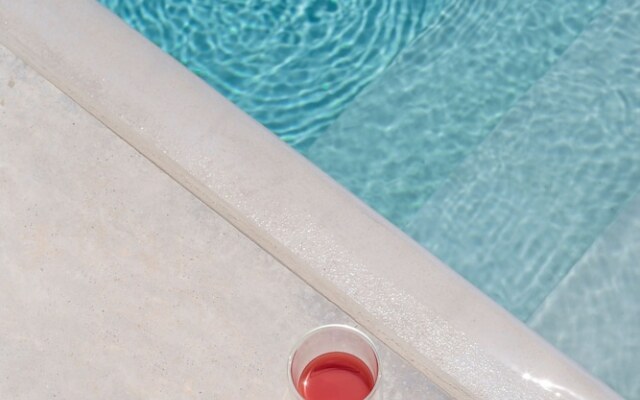 Luxury Villa With Pool And Sea View..!