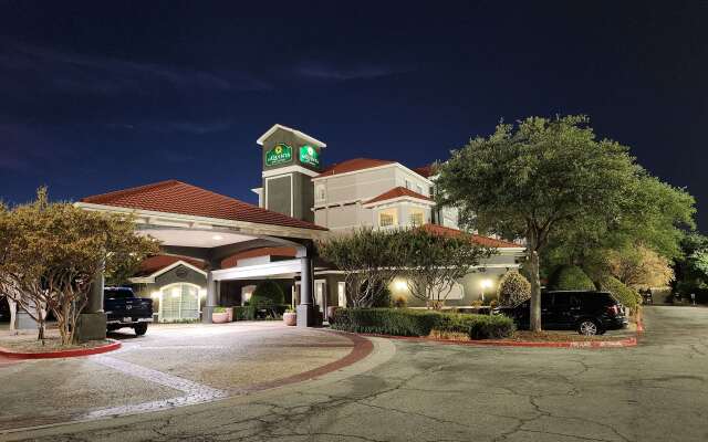 La Quinta Inn & Suites by Wyndham Dallas Arlington South