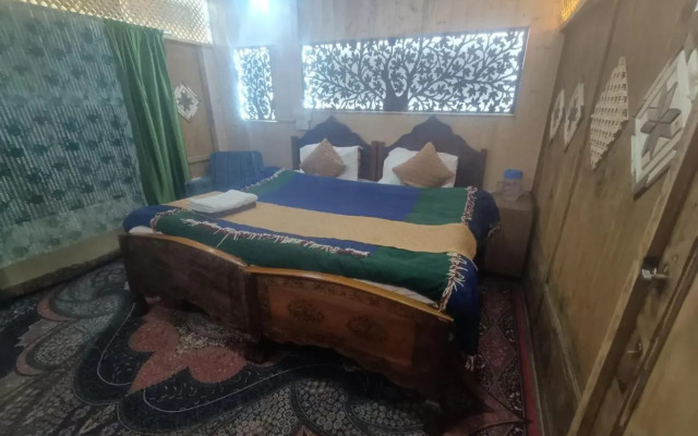 Houseboat Shamus Maqbool