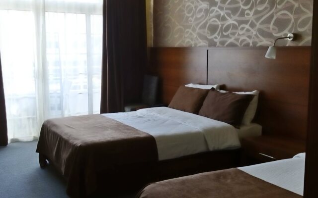 LA Hotel & Resort