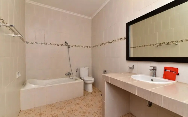 RedDoorz Plus Near Benoa Square Bali