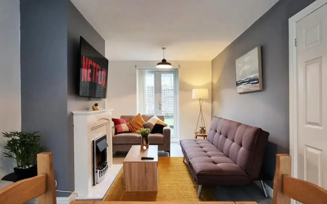 Modern 3-bed House Garden With Parking